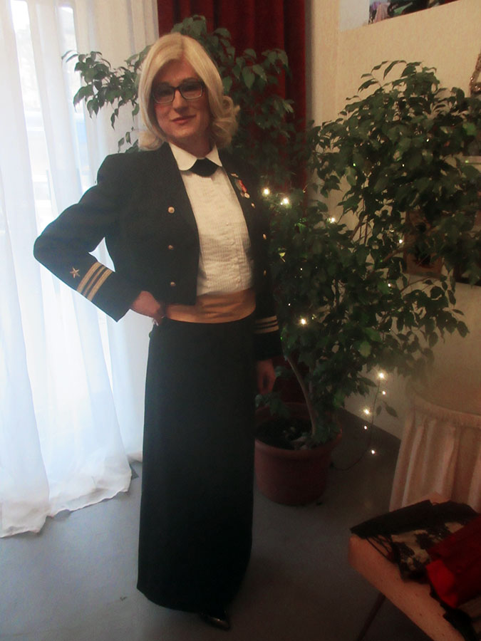 Mehr über den Artikel erfahren Claudia in Uniform
