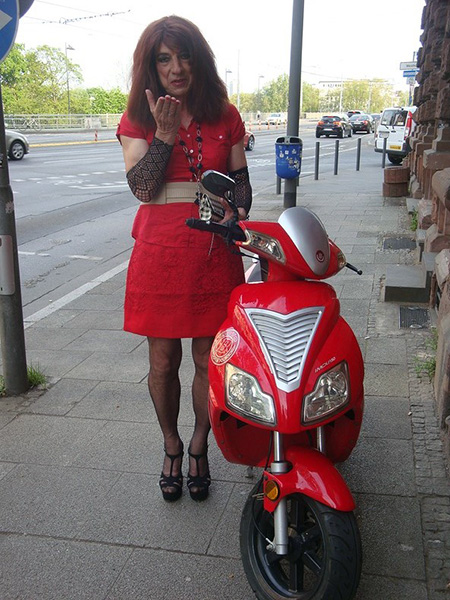Mehr über den Artikel erfahren Sissy geht Sekt holen