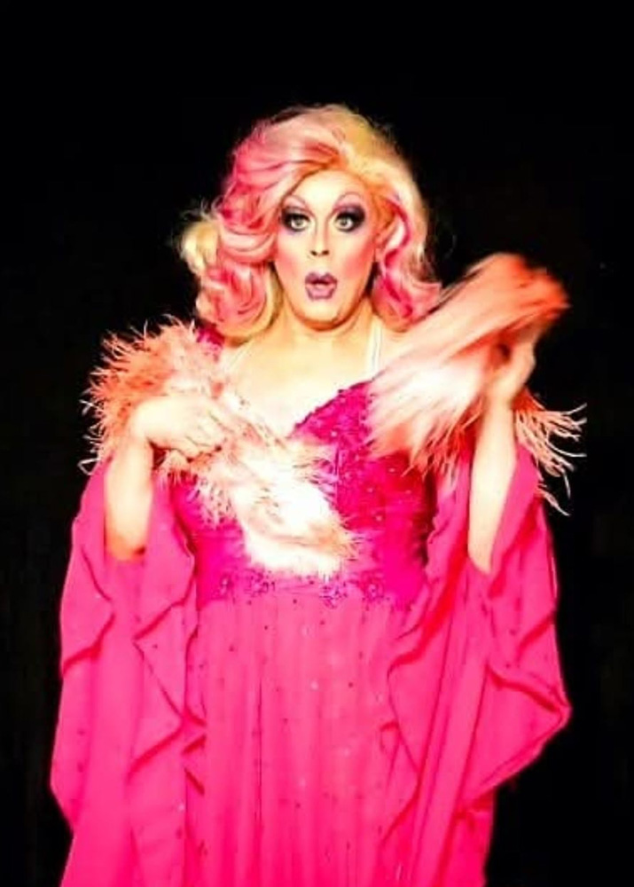Mehr über den Artikel erfahren Kultige Nacht im Transnormal: Drag Queen Jessica Walker hinter der Bar!